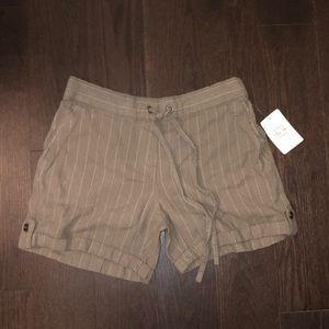 Super cute striped shorts 🤍